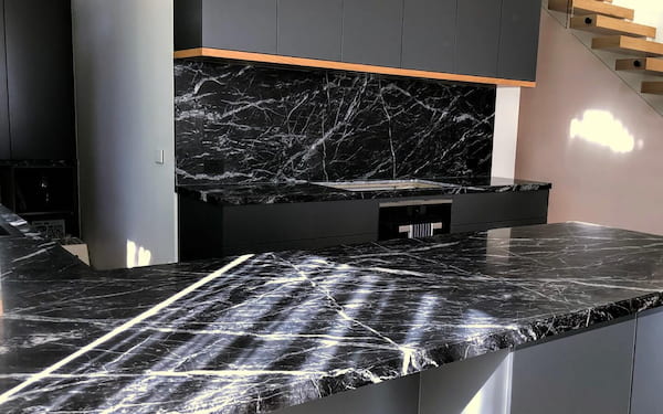 سنگ مرمریت مشکی براق با طراحی لوکس و مناسب کف سالن ها